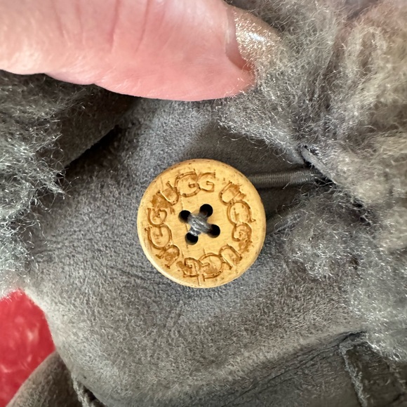 UGG size 4 - Picture 6 of 6
